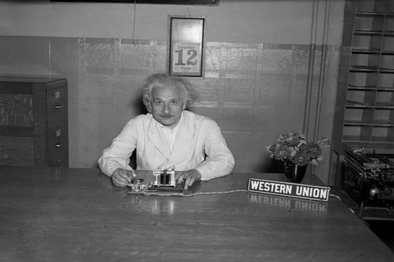 Albert Ajnštajn za stolom sa telegrafom i natpisom Western Union